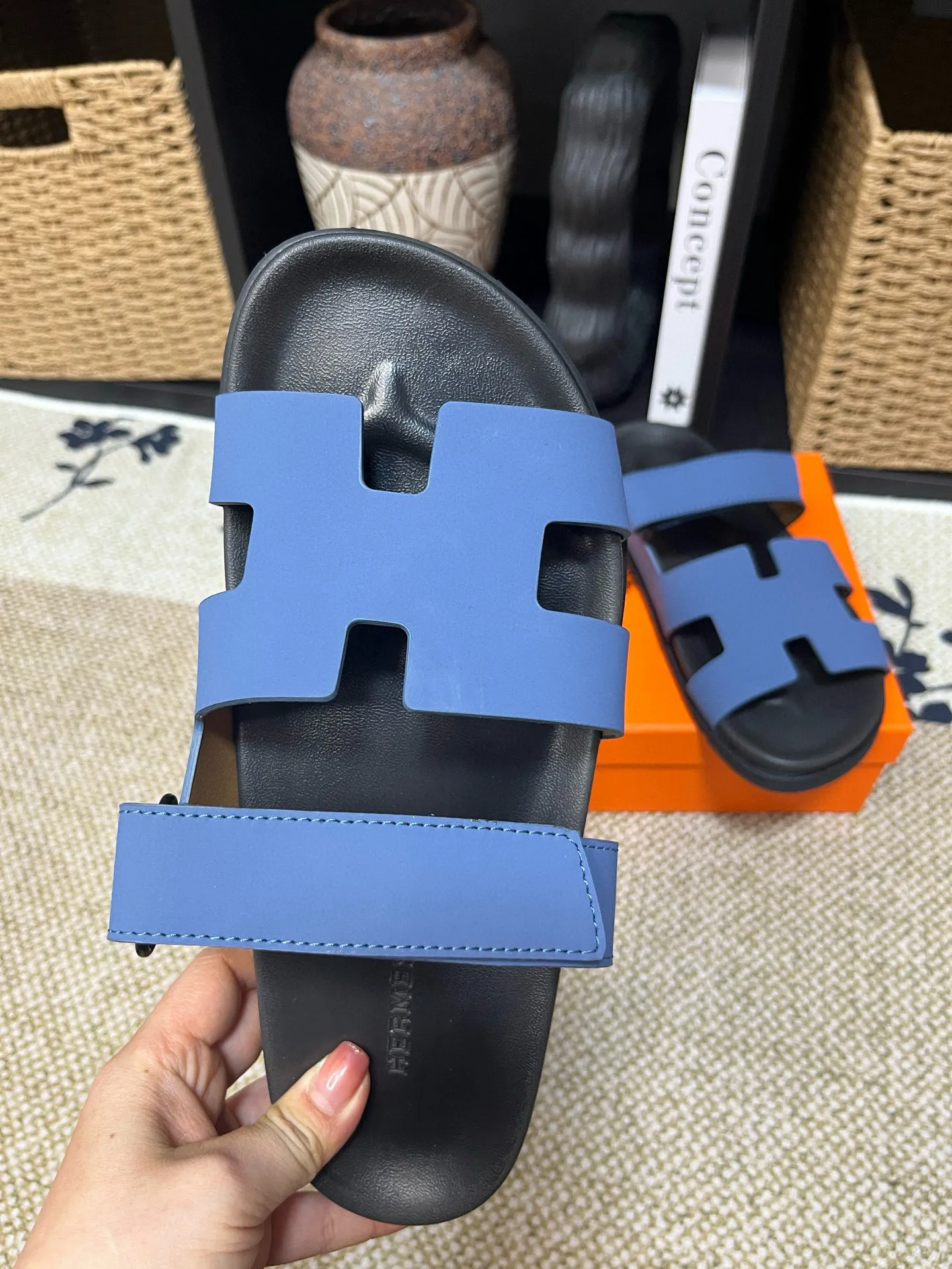 P300 Long-term stock Hermes men’s Kazimir slippers for couples - top quality woven calfskin functional sandals with intertwined uppers inspired by the “H” iconic pattern to create a casual look, perfect for summer. Imported cowhide + cowhide lining + TUP outsole Size: 35-46